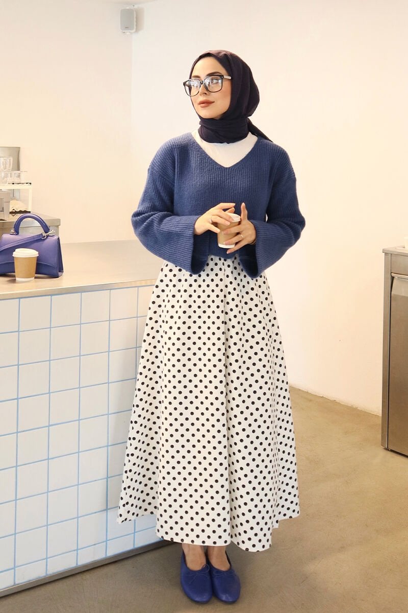 Mavi V Yaka Triko Kazak & Beyaz Siyah Puantiyeli Keten Kloş Etek Takım