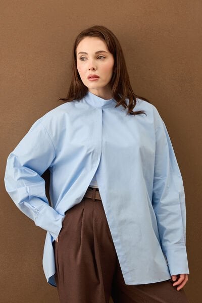 Buz Mavisi Ön Yırtmaçlı Gömlek