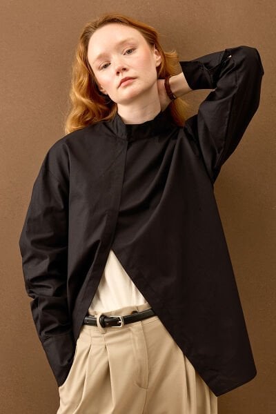 Siyah Ön Yırtmaçlı Gömlek