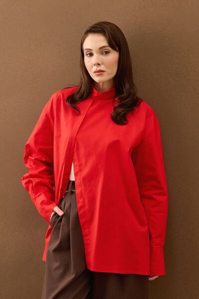 Kırmızı Ön Yırtmaçlı Gömlek