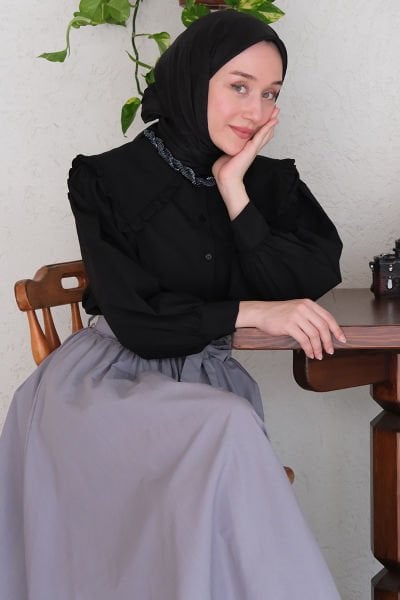 Siyah Yakası Fırfırlı Gömlek