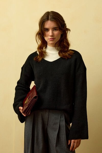 Siyah V Yaka Triko Kazak