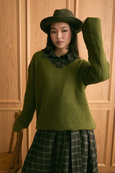 Zeytin Yeşili V Yaka Triko Kazak