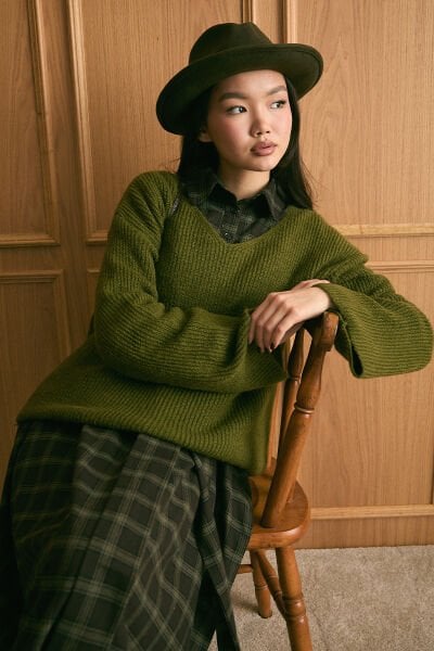 Zeytin Yeşili V Yaka Triko Kazak