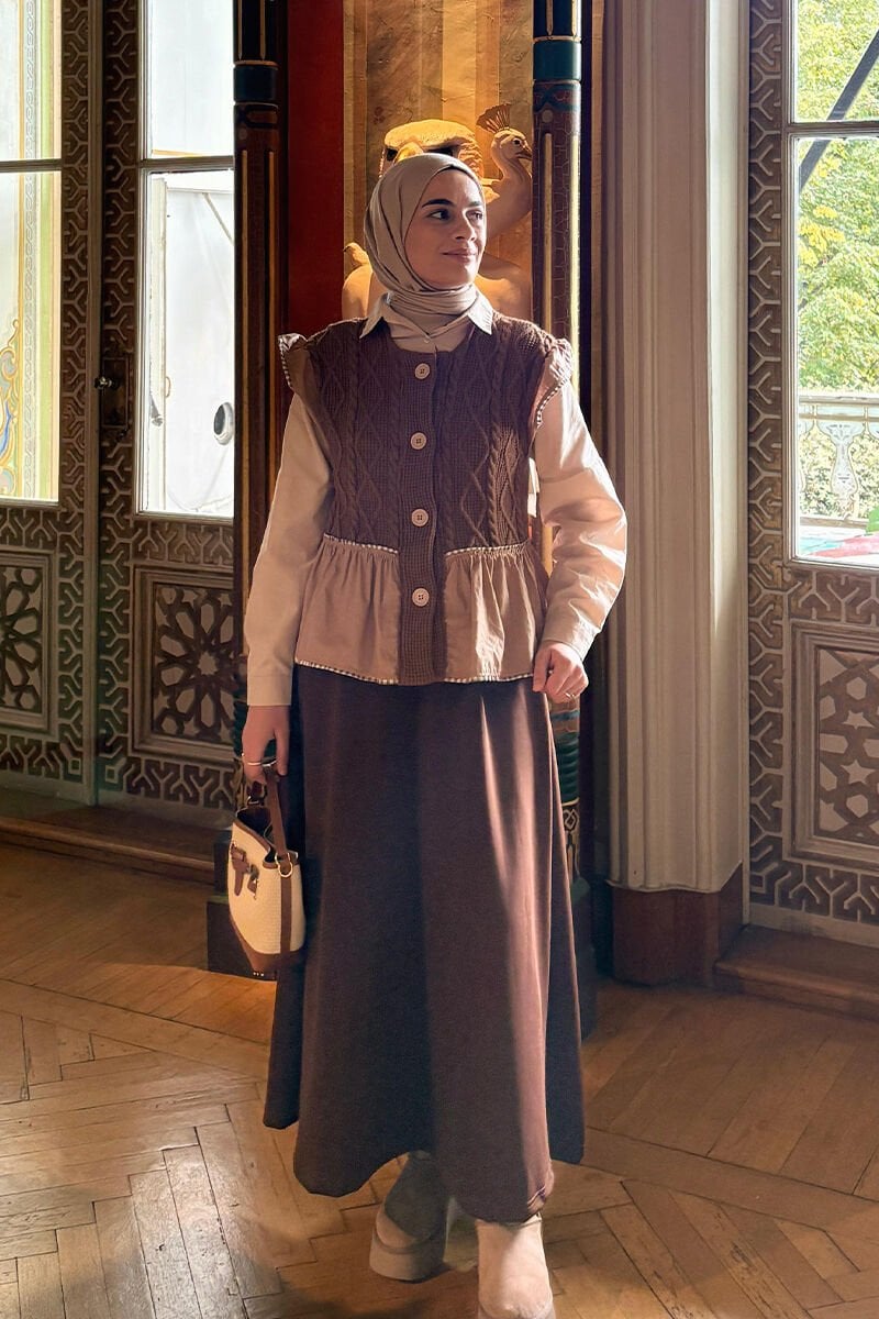 Sütlü Kahve Fırfırlı Triko Yelek & Acı Kahve Scuba Etek Takım