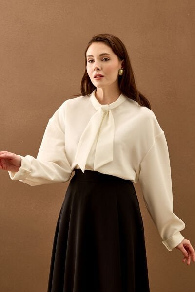 Ekru Yakası Fiyonklu Krep Gömlek