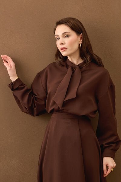 Acı Kahve Yakası Fiyonklu Krep Gömlek