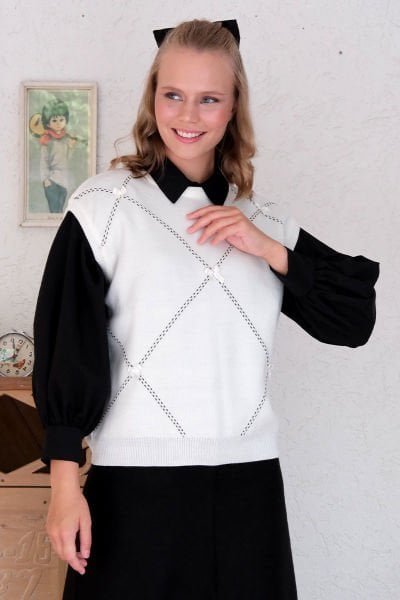 Beyaz Fiyonk İşlemeli Süveter