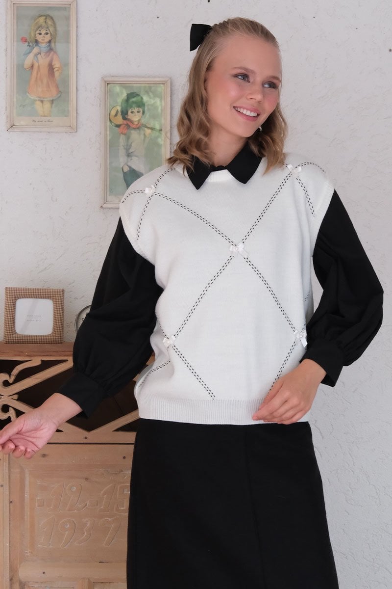 Beyaz Fiyonk İşlemeli Süveter