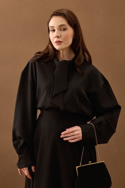 Siyah Yakası Fiyonklu Krep Gömlek