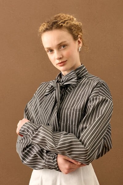 Siyah Çizgili Fularlı Gömlek