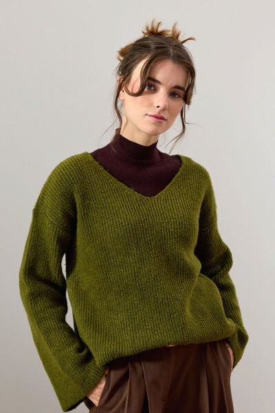 Zeytin Yeşili V Yaka Triko Kazak