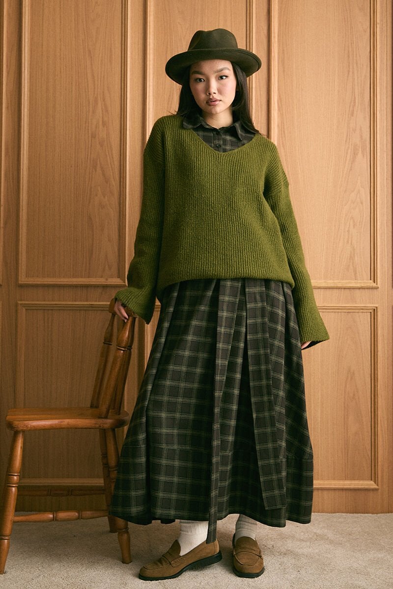 Zeytin Yeşili V Yaka Triko Kazak & Acı Kahve Ekoseli Vintage Elbise Takım