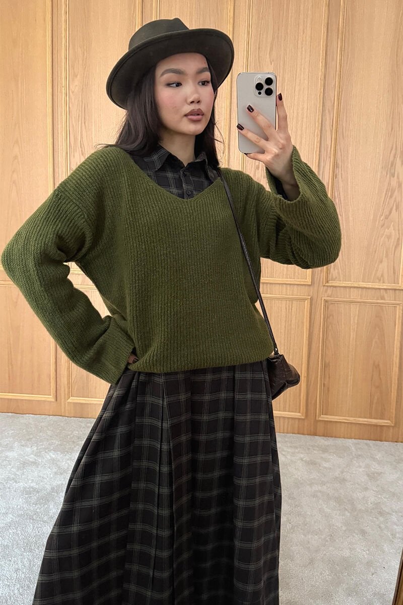 Zeytin Yeşili V Yaka Triko Kazak & Acı Kahve Ekoseli Vintage Elbise Takım