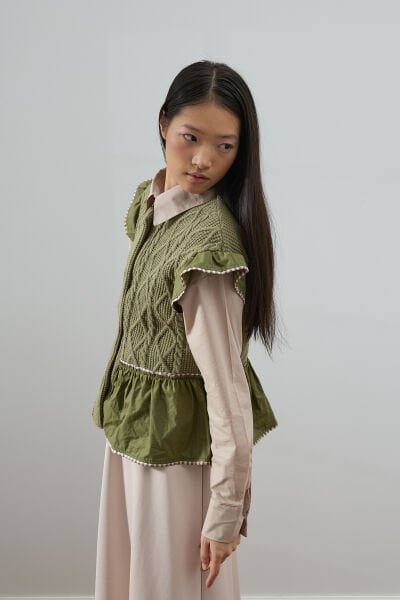 Haki Fırfırlı Triko Yelek