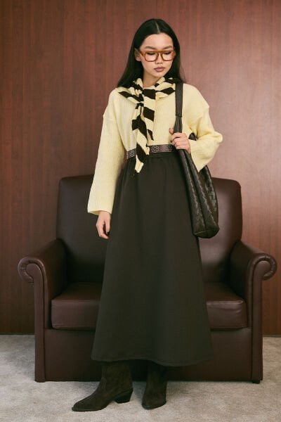 Tereyağ Sarısı V Yaka Triko Kazak & Acı Kahve Scuba Etek Takım