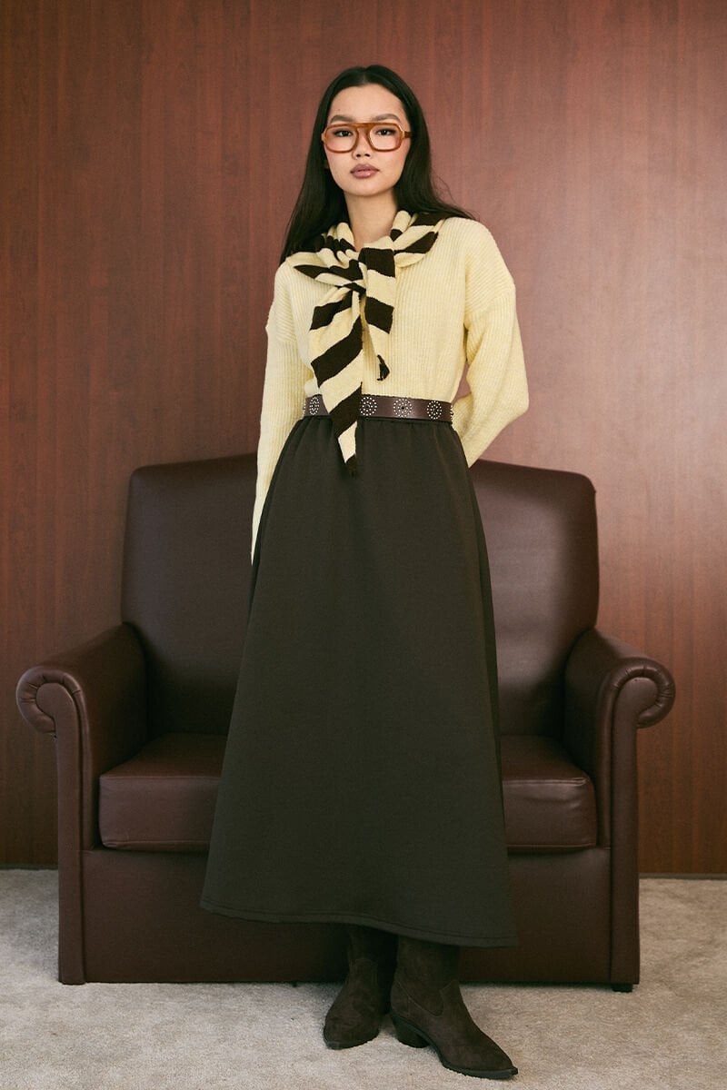 Tereyağ Sarısı V Yaka Triko Kazak & Acı Kahve Scuba Etek Takım