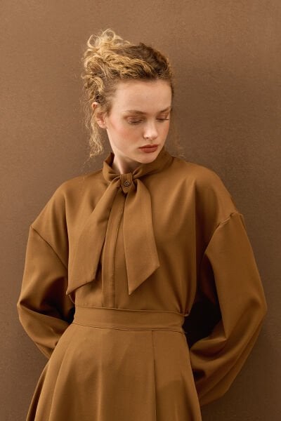 Tozlu Kahve Yakası Fiyonklu Krep Gömlek