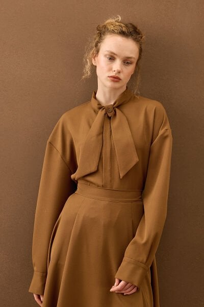 Tozlu Kahve Yakası Fiyonklu Krep Gömlek