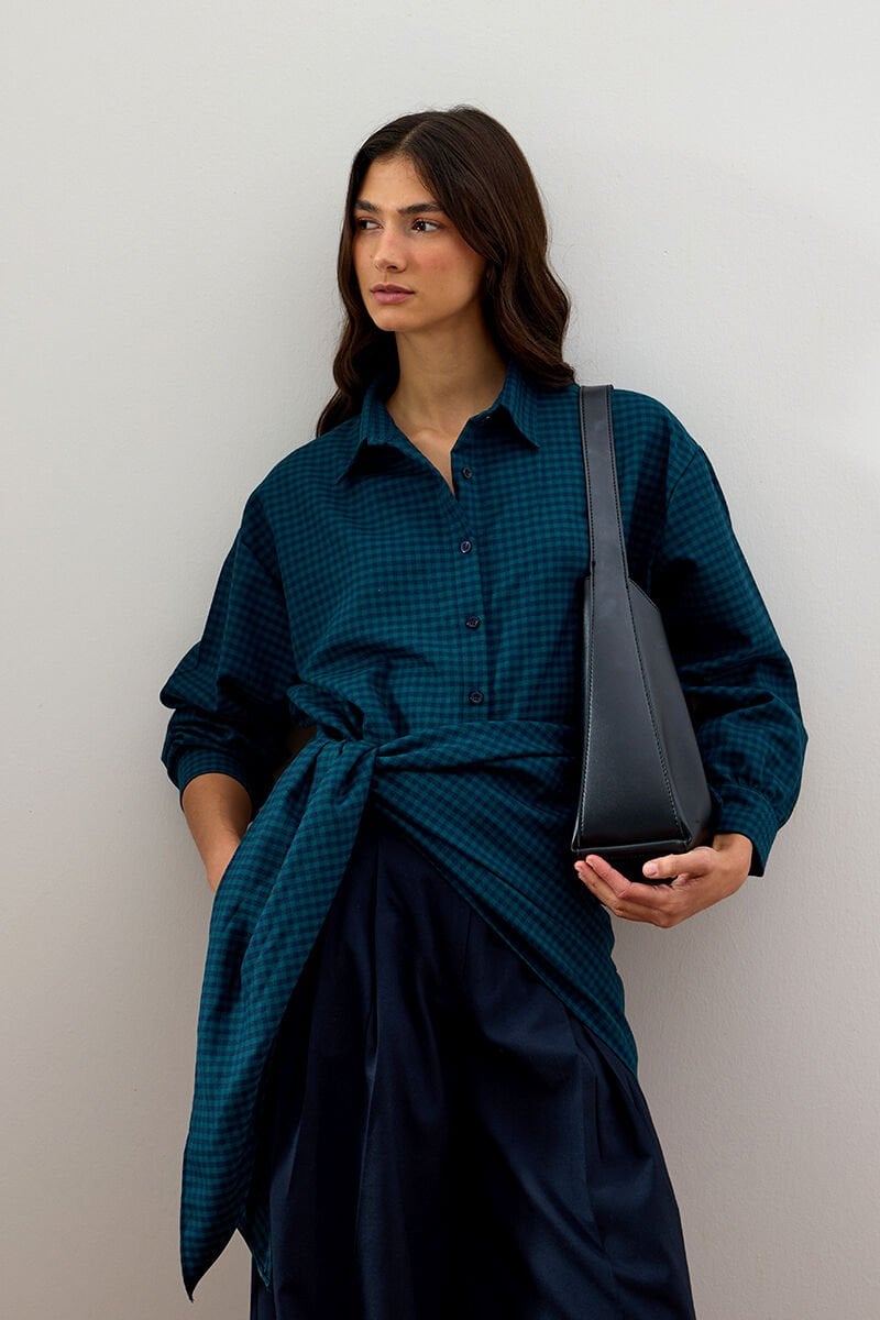 Zümrüt Atkı Detaylı Pötikare Gömlek