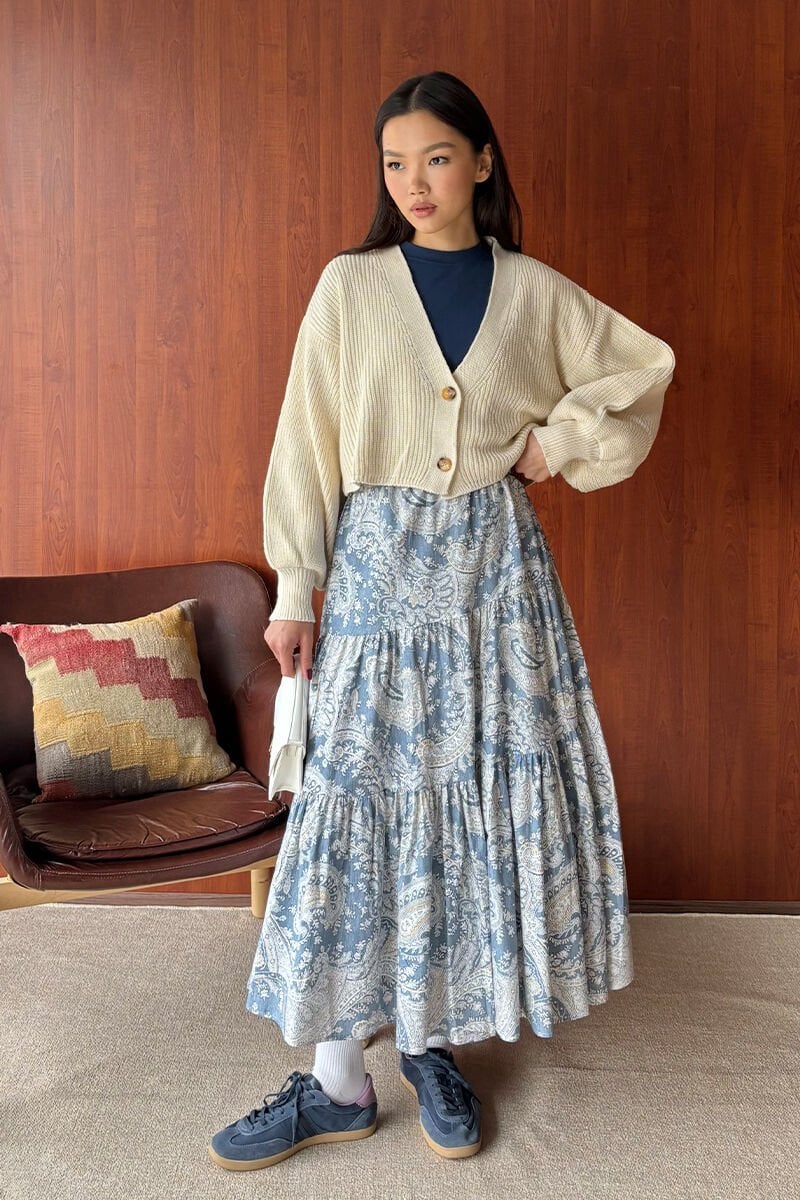 Krem Balon Kol Triko Hırka & Mavi Etnik Desen Çapraz Kat Etek Takım