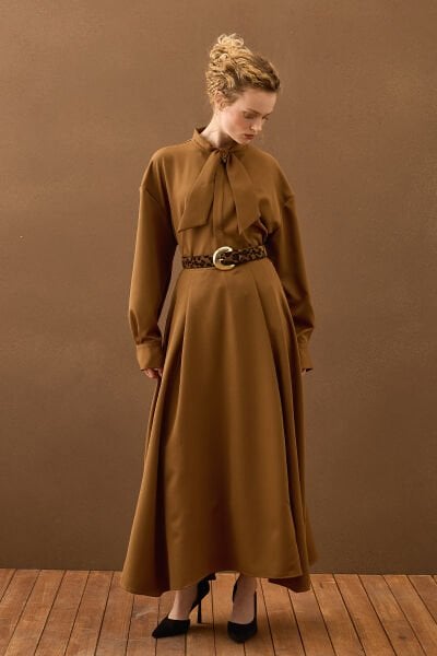 Tozlu Kahve Yakası Fiyonklu Krep Gömlek & Krep İki Pileli Etek Takım