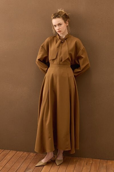 Karamel Yakası Fiyonklu Krep Gömlek & Karamel Krep Kloş Etek Takım