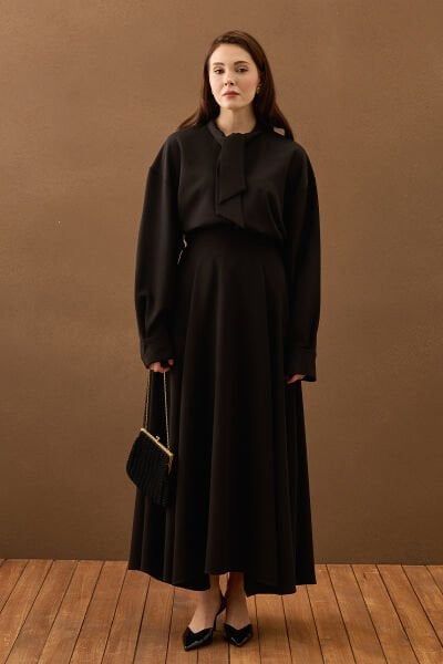 Siyah Yakası Fiyonklu Krep Gömlek & Siyah Krep Kloş Etek Takım