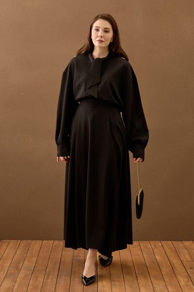 Siyah Yakası Fiyonklu Krep Gömlek & Siyah Krep İki Pileli Etek Takım