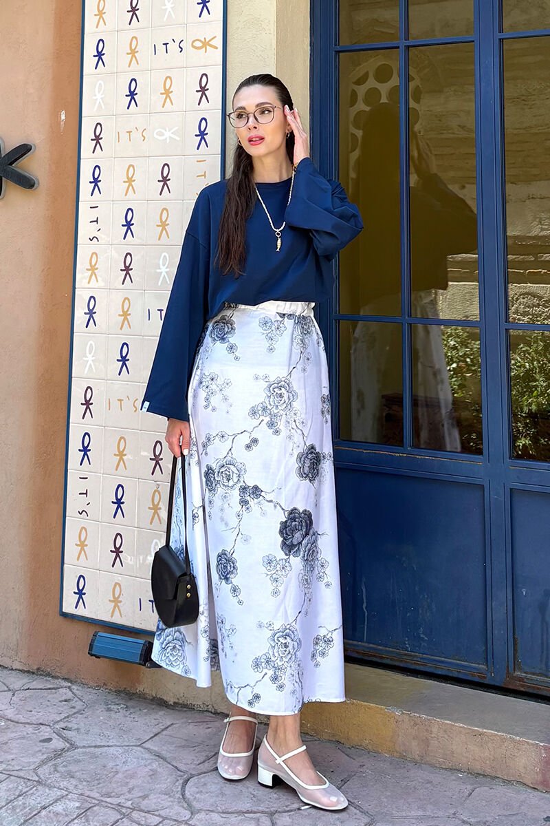 Tabanı Beyaz İndigo Gül Detay Pamuk Saten Kloş Etek & Lacivert Body Takım