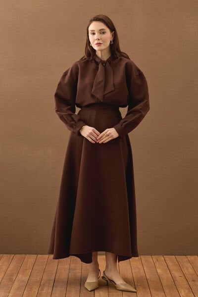 Acı Kahve Yakası Fiyonklu Krep Gömlek & Acı Kahve Krep İki Pileli Takım