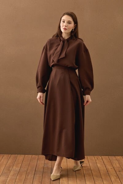 Acı Kahve Yakası Fiyonklu Krep Gömlek & Acı Kahve Krep Kloş Etek Takım