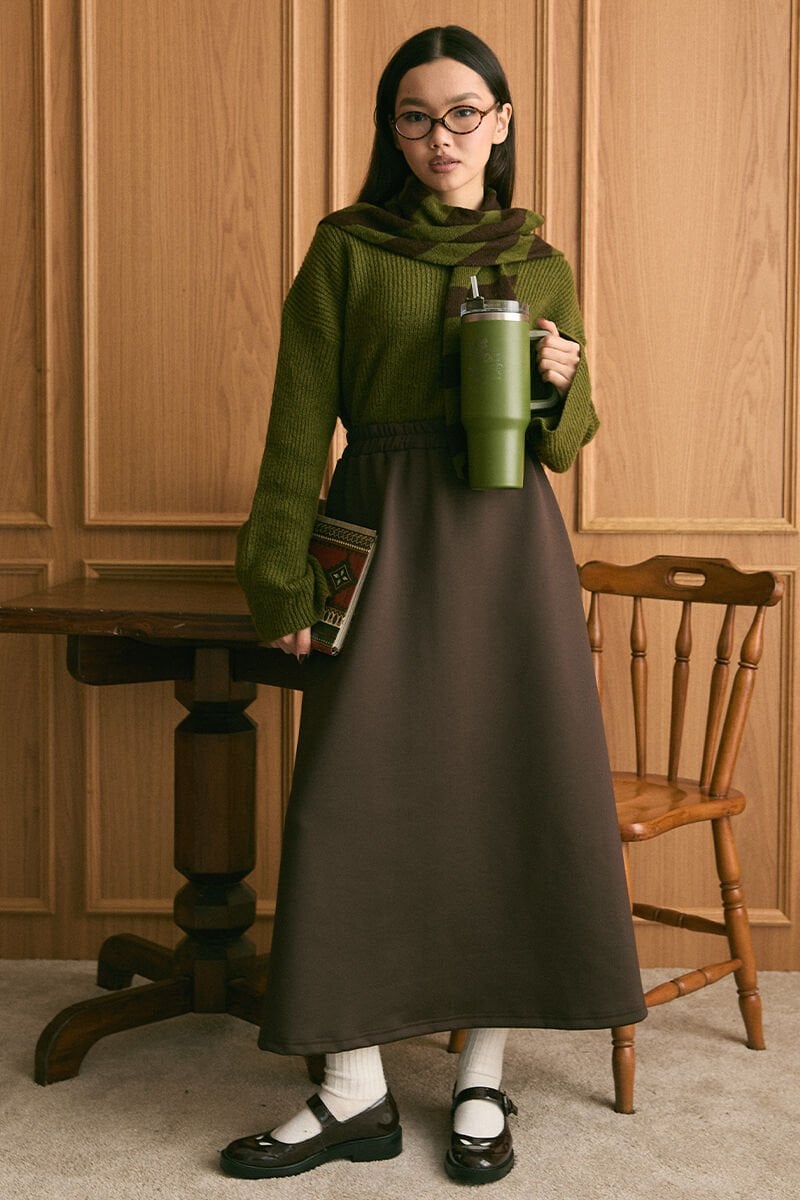 Zeytin Yeşili V Yaka Triko Kazak & Acı Kahve Scuba Etek Takım