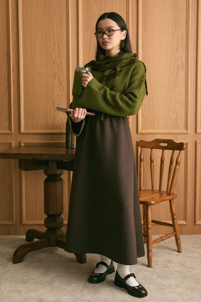 Zeytin Yeşili V Yaka Triko Kazak & Acı Kahve Scuba Etek Takım