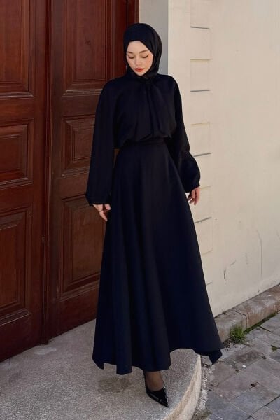 Siyah Yakası Fiyonklu Krep Gömlek & Siyah Krep İki Pileli Etek Takım