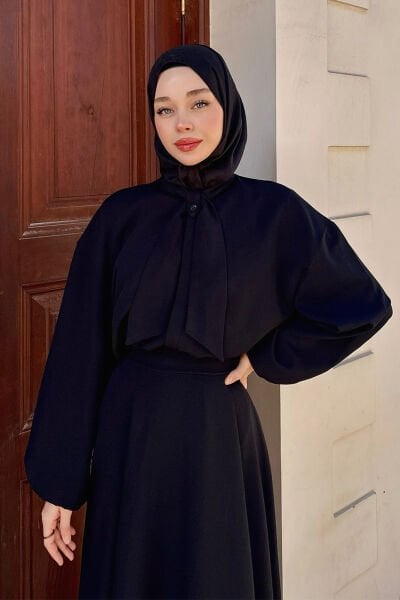 Siyah Yakası Fiyonklu Krep Gömlek