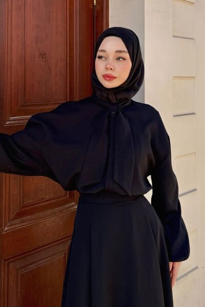 Siyah Yakası Fiyonklu Krep Gömlek