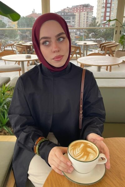 Siyah Ön Yırtmaçlı Gömle