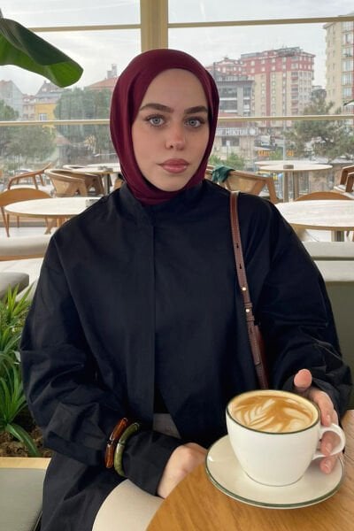 Siyah Ön Yırtmaçlı Gömlek