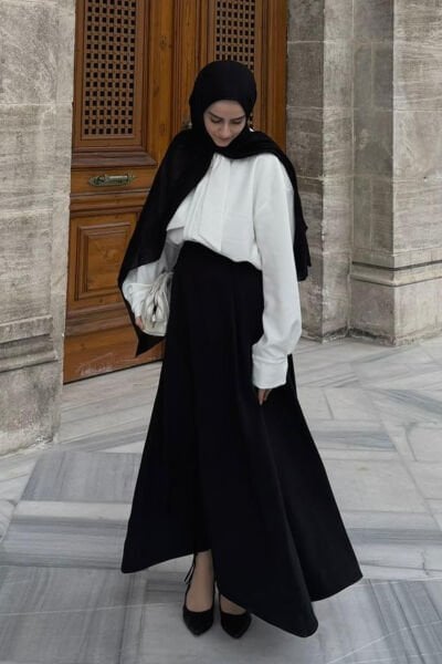 Ekru Yakası Fiyonklu Krep Gömlek & Siyah Krep İki Pileli Etek Takım