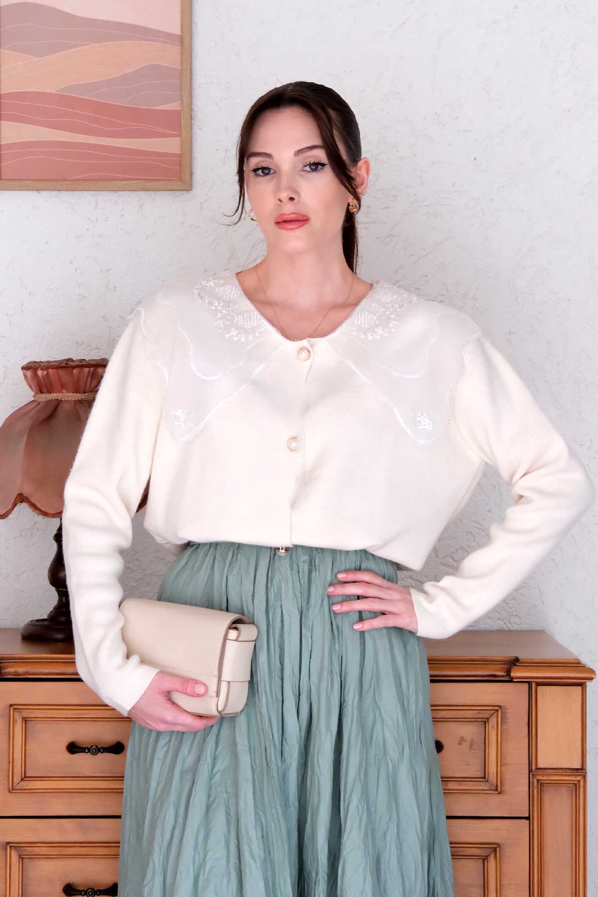 Dantel Yakalı Ekru Triko Hırka