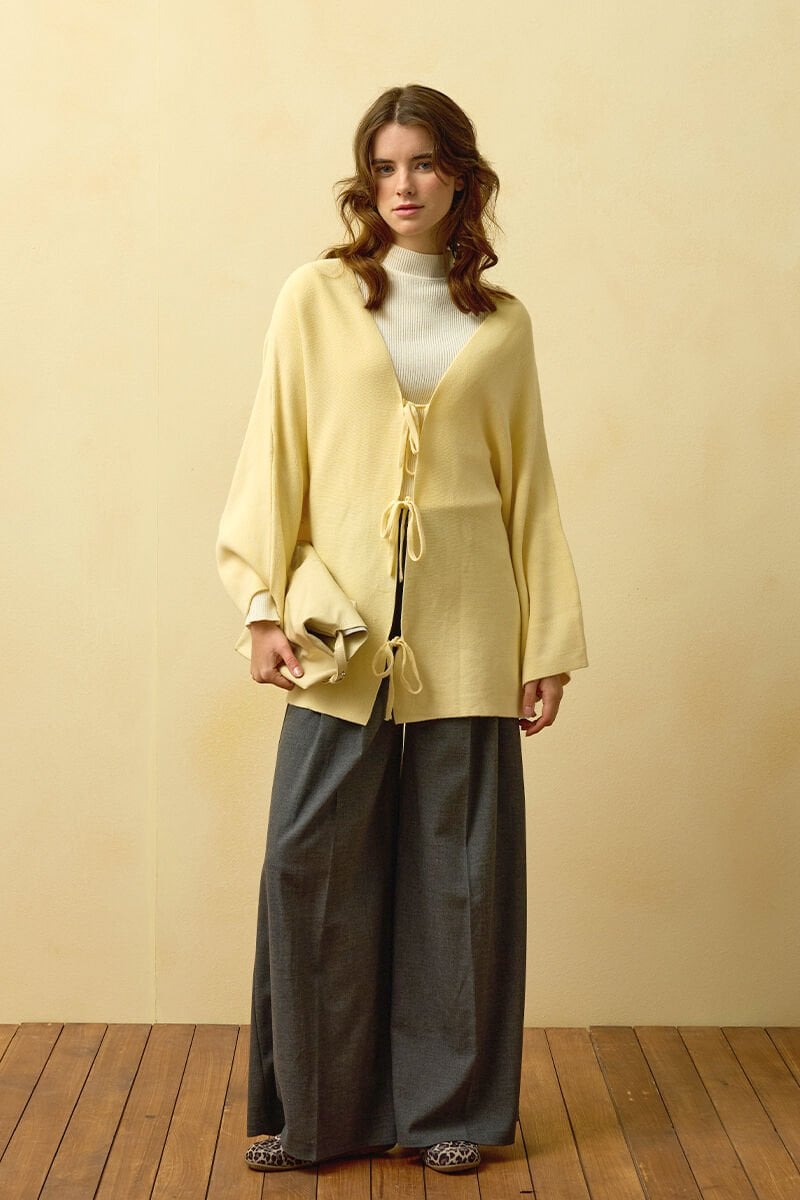 Tereyağ Sarısı 3 Fiyonklu Triko Ceket & Antrasit Pile Detay Palazzo Pantolon