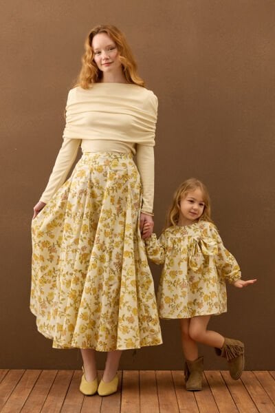 Sarı Çiçek Detaylı Çocuk Elbise & Krem Oysho Büzgü Detaylı Bluz & Sarı Çiçek Desenli Parçalı Etek Takım