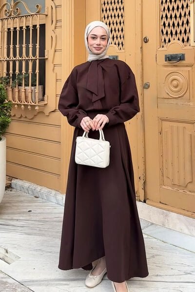 Acı Kahve Yakası Fiyonklu Krep Gömlek & Acı Kahve Krep İki Pileli Takım