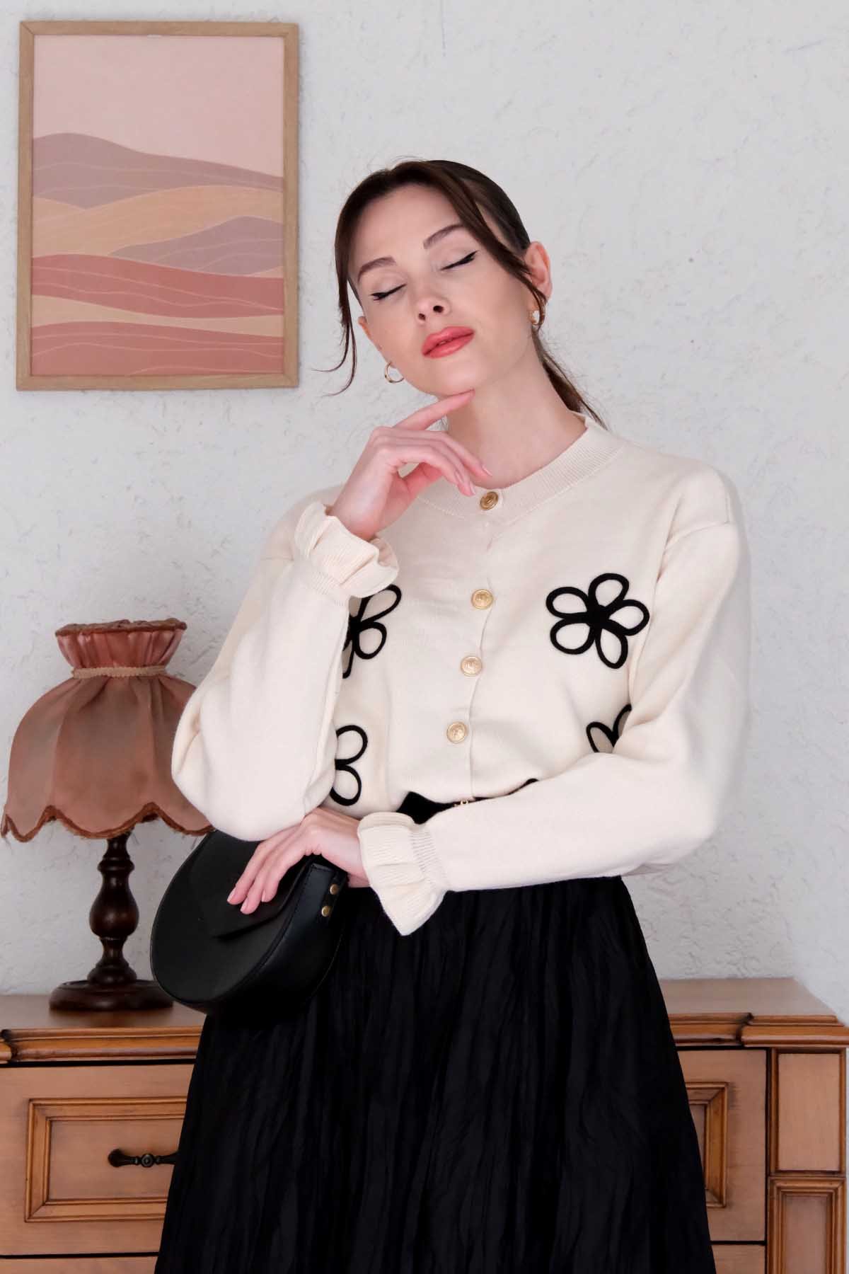 Papatya İşlemeli Ekru Hırka