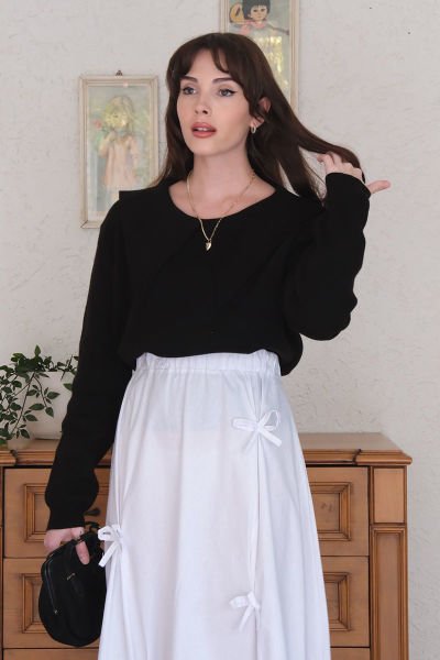 Siyah Yaka Detaylı Kazak