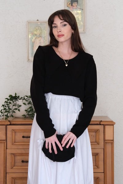 Siyah Yaka Detaylı Kazak