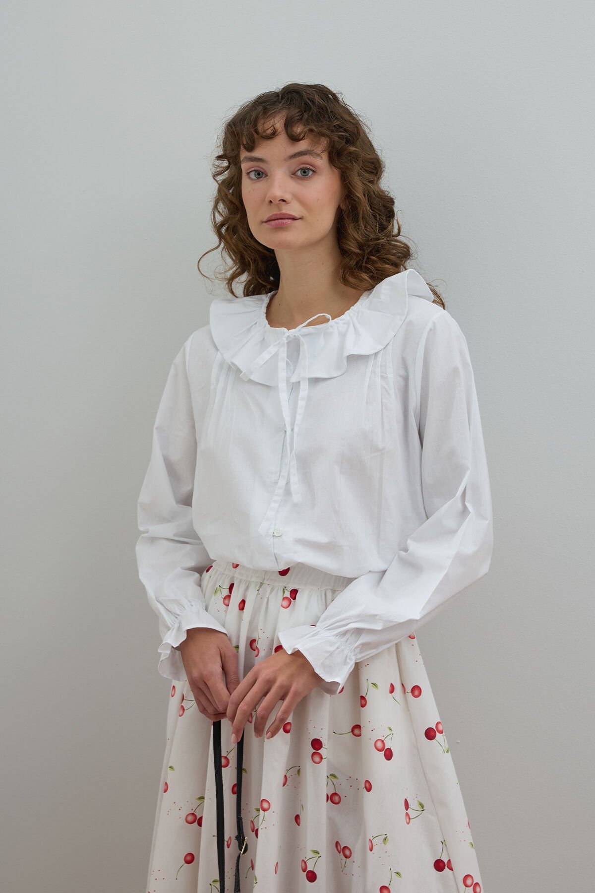 Beyaz Bebe Yaka Fiyonklu Gömlek