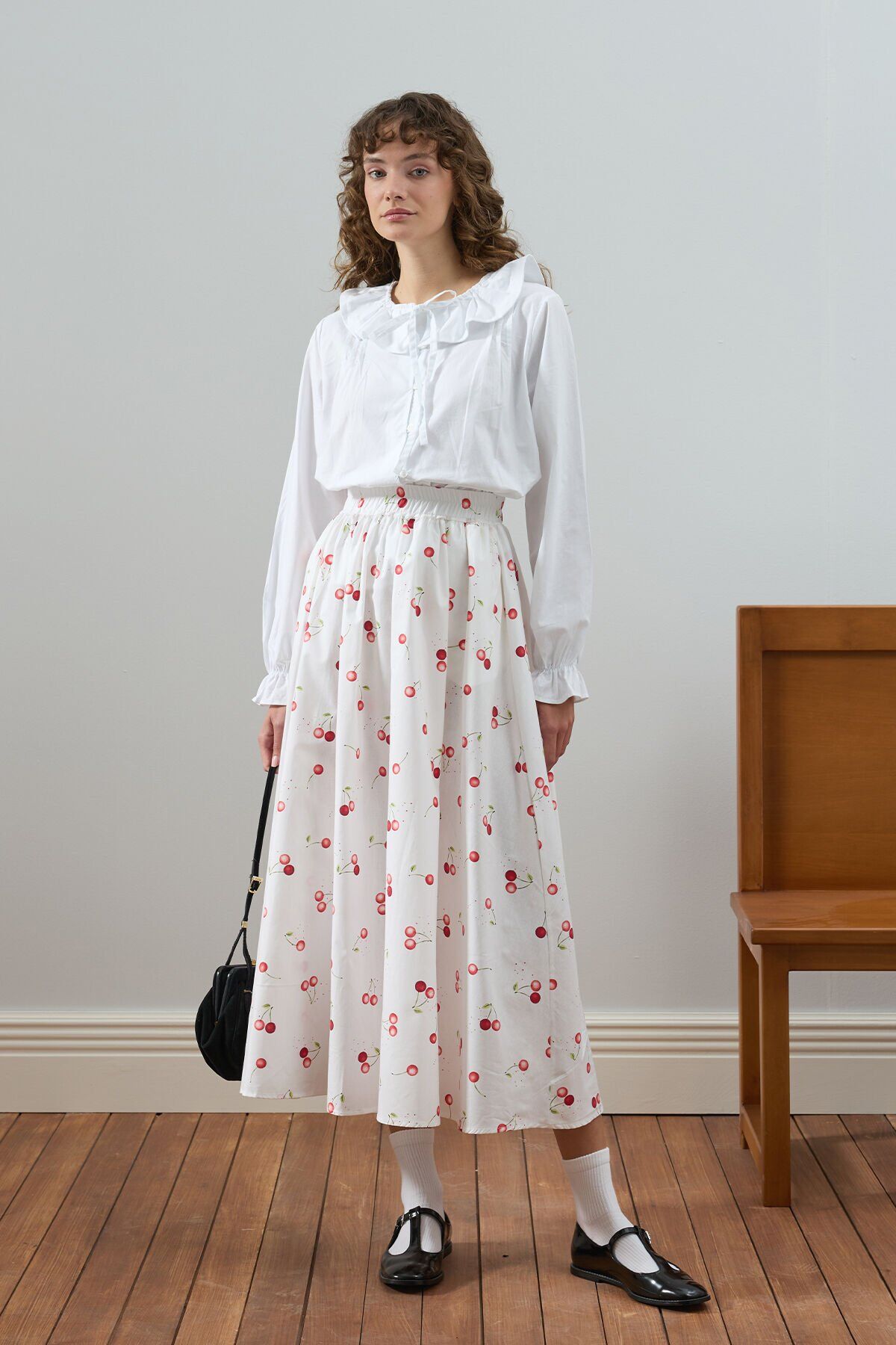 Beyaz Bebe Yaka Fiyonklu Gömlek & Kiraz Desen Balon Etek Takım