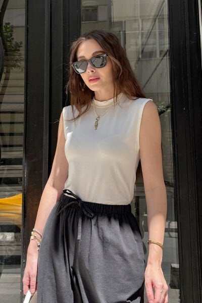 Ekru Yarım Boğazlı Body